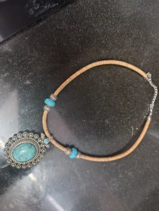 Collar de corcho con cuentas turquesa