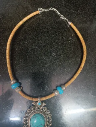 Collar de corcho con cuentas turquesa