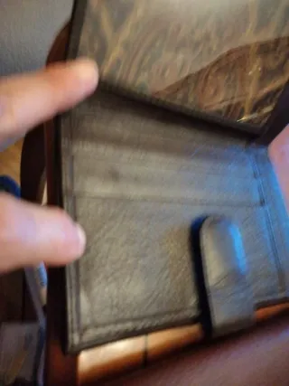 Billeteras de piel marrones y negras