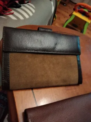 Billeteras de piel marrones y negras