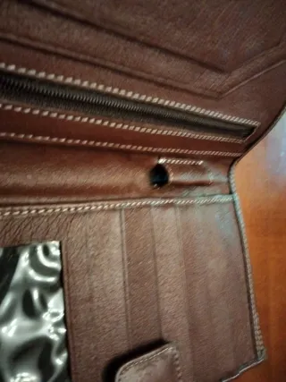 Billeteras de piel marrones y negras