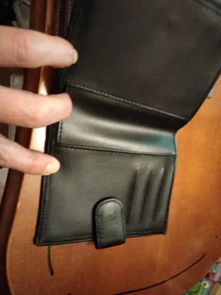 Billeteras de piel marrones y negras