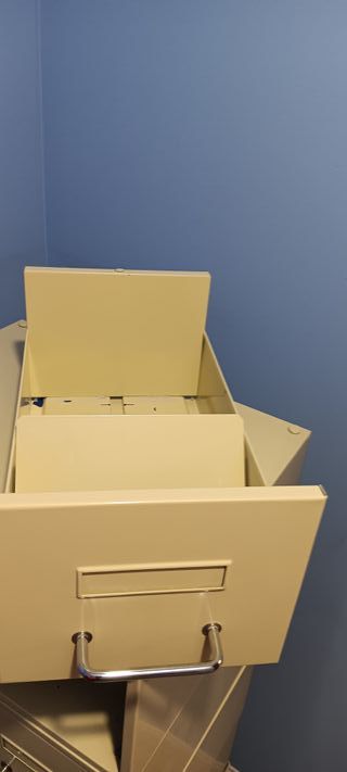 Mueble archivador metálico con ruedas