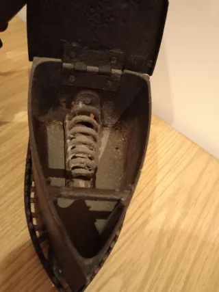 Antigua plancha de hierro con chimenea. Mondragón