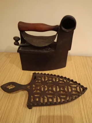 Antigua plancha de hierro con chimenea. Mondragón