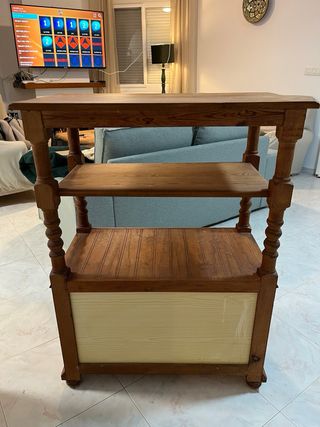 Aparador de madera con vitrina