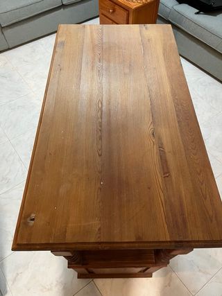 Aparador de madera con vitrina