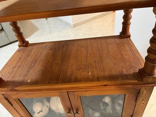 Aparador de madera con vitrina