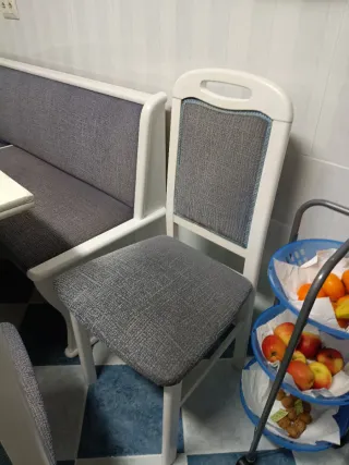 Mesa de cocina con banco y 3 sillas