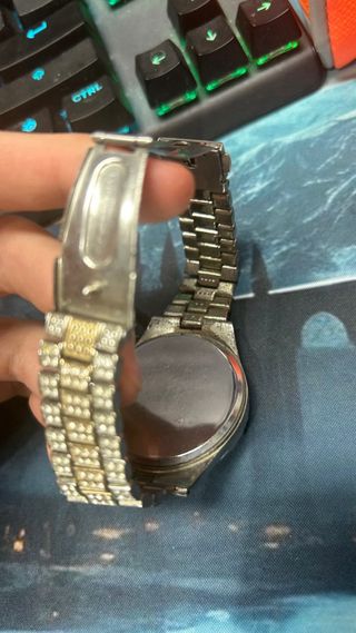 Orologio di Lusso Dorato con Lunetta e Cinturino