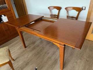 Mesa y 4 sillas rústicas coloniales, color miel.