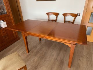 Mesa y 4 sillas rústicas coloniales, color miel.