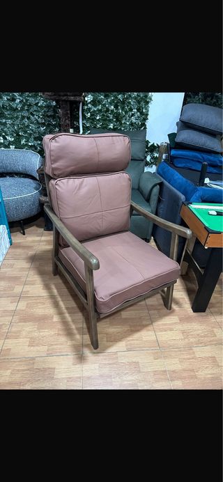 Sillón de salón con marco de madera