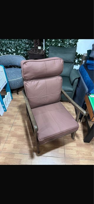 Sillón de salón con marco de madera