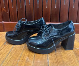 Zapatos de tacón negros charol T.37.