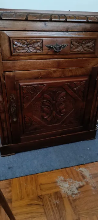 Mueble antiguo de madera tallado a mano