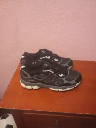 Zapatillas Asics Negras y Grises