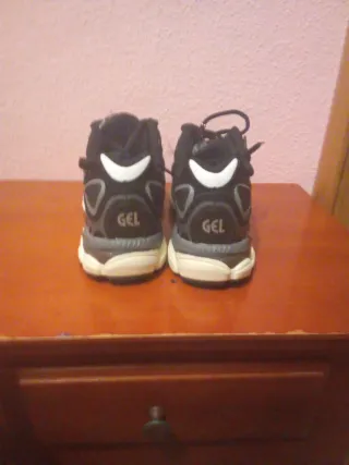 Zapatillas Asics Negras y Grises