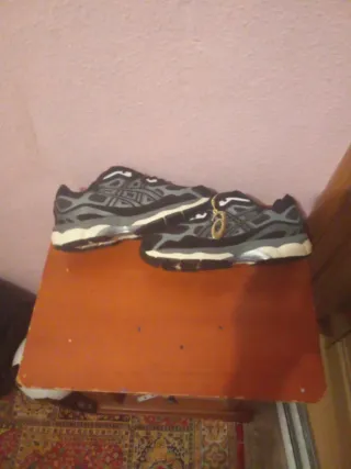 Zapatillas Asics Negras y Grises