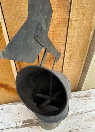 Veleta antigua de chimenea