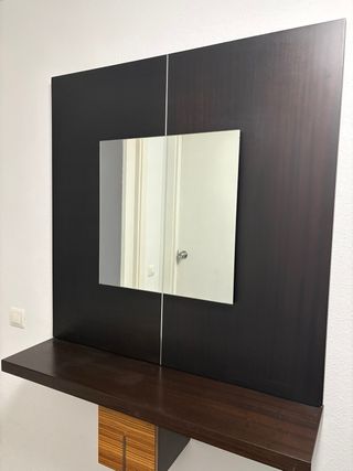Recibidor de madera con espejo