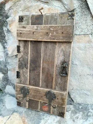 CUELGALLAVES MADERA PUERTA RUSTICA
