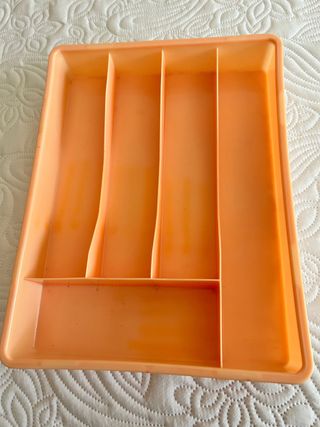 Organizador de armarios naranja.