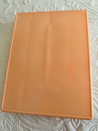 Organizador de armarios naranja.