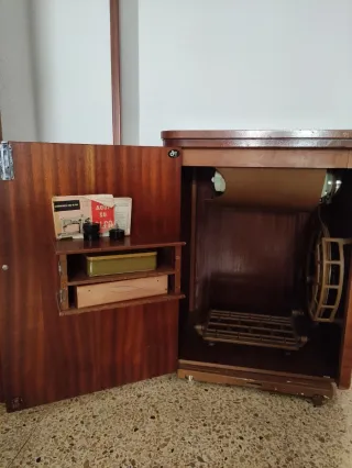 Máquina de coser Alfa con mueble años 60