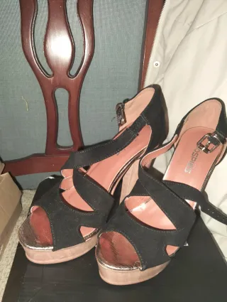 Zapatos de tacón negros y dorados