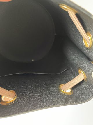 Bolso rosa de piel con cadena dorada