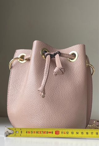 Bolso rosa de piel con cadena dorada