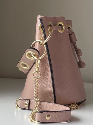 Bolso rosa de piel con cadena dorada