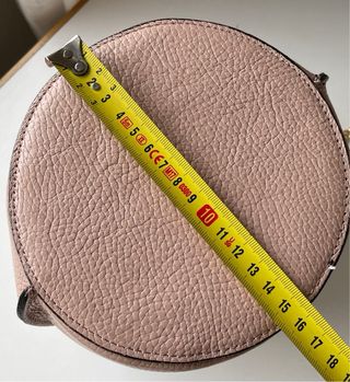 Bolso rosa de piel con cadena dorada