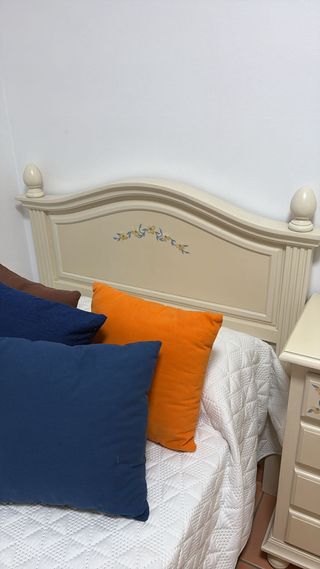 Cabecero de madera beige con detalles azules