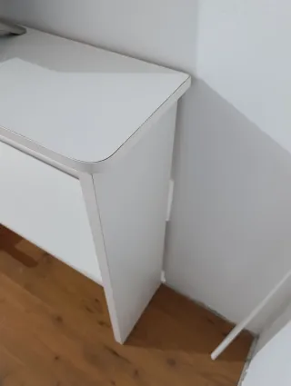 Mueble estrecho blanco