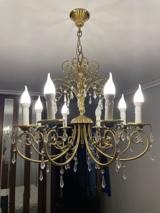 Lámpara de araña dorada con cristales