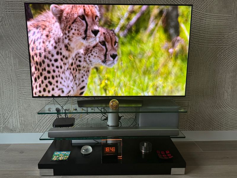 TV LG OLED 55” 4K + BARRA DE SONIDO + MESA TV