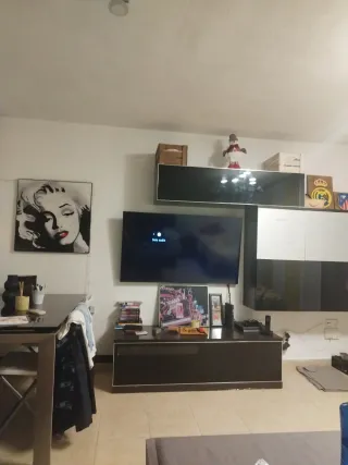 Mueble de salón moderno y mesa de cristal