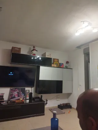 Mueble de salón moderno y mesa de cristal