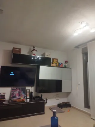 Mueble de salón moderno y mesa de cristal