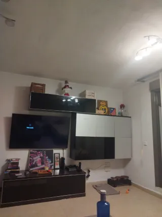 Mueble de salón moderno y mesa de cristal