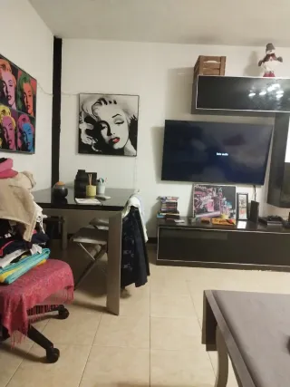 Mueble de salón moderno y mesa de cristal