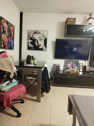 Mueble de salón moderno y mesa de cristal