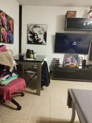 Mueble de salón moderno y mesa de cristal