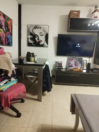 Mueble de salón moderno y mesa de cristal