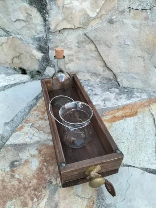 BANDEJA DE MADERA ALARGADA POMOS DORADOS