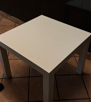 Mesa auxiliar blanca de madera