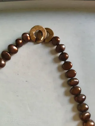 Collar perlas naturales marrón con cierre dorado