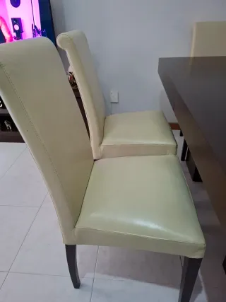 Mesa de comedor de madera y sillas de piel